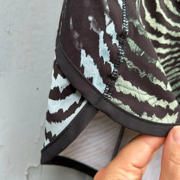 Lululemon 2016 Seawheeze Tracker Short, size 6
Secret Society  Tofino Teal - Picture 8 of 15